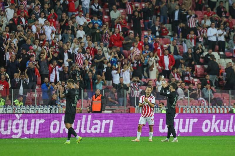 Samsunspor ile Çaykur Rizespor arasındaki Karadeniz derbisinde ilk devre berabere tamamlandı