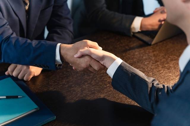 İnsanlık tarihinin en eski selamlaşma biçimi: İlk tokalaşma ne zaman başladı?