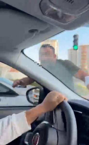 Trafikte magandası kadınların otomobilini yumrukladı