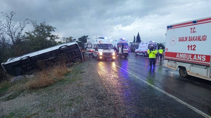Tur otobüsü şarampole yuvarlandı! 2 ölü 5 yaralı