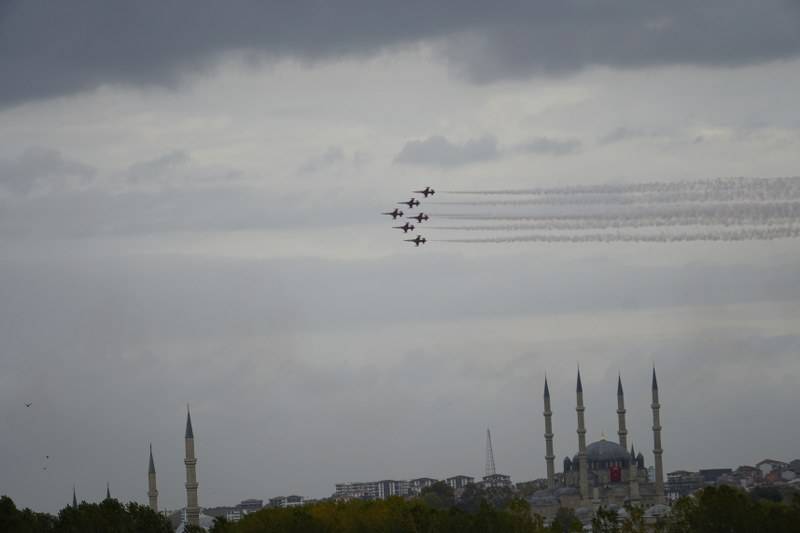 Türk Yıldızlarından gösteri uçuşu