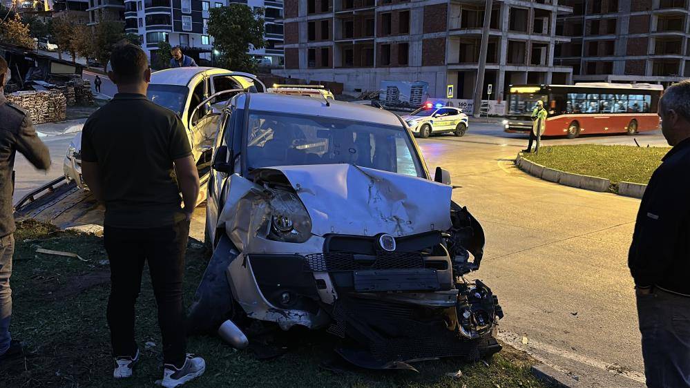 Samsun'da kaza! 2 kişi araçta sıkıştı