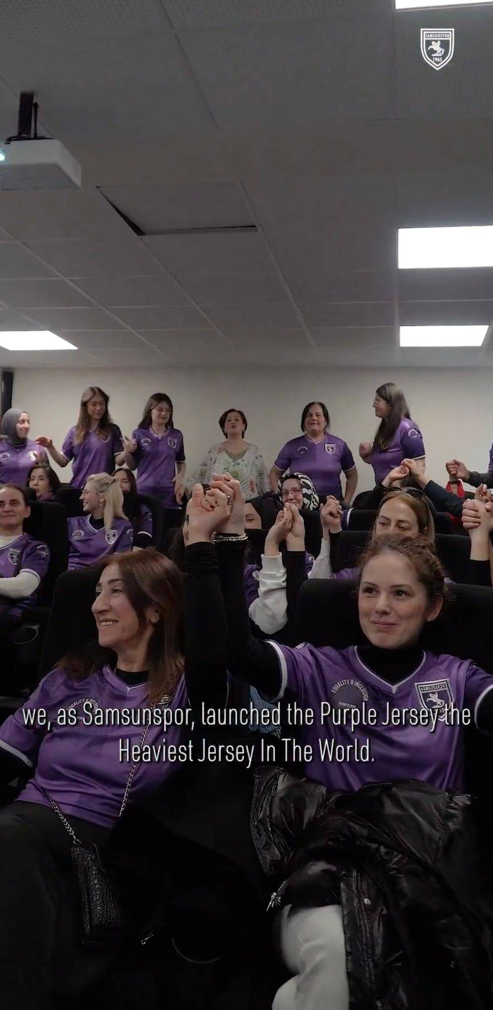 Samsunspor'dan mor forma temalı kadına şiddet paylaşımı