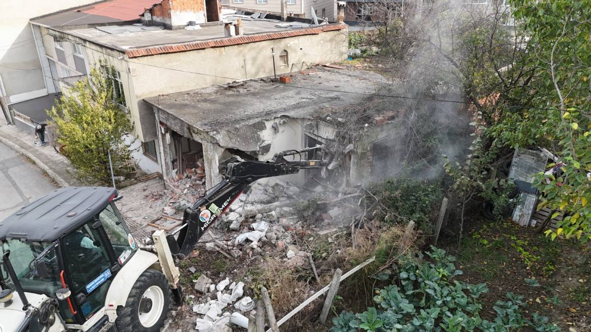 Atakum'da halkın güvenliğini tehdit eden metruk yapılar yıkılıyor