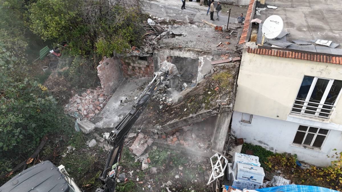 Atakum'da halkın güvenliğini tehdit eden metruk yapılar yıkılıyor