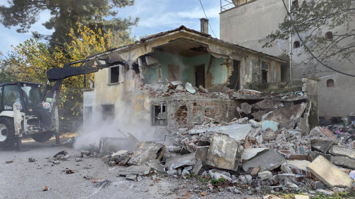 Atakum'da halkın güvenliğini tehdit eden metruk yapılar yıkılıyor