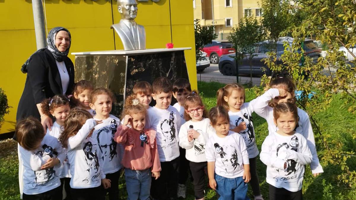 Ayşe Genç Kızılay Anaokulu minikleri Ata'larını andı