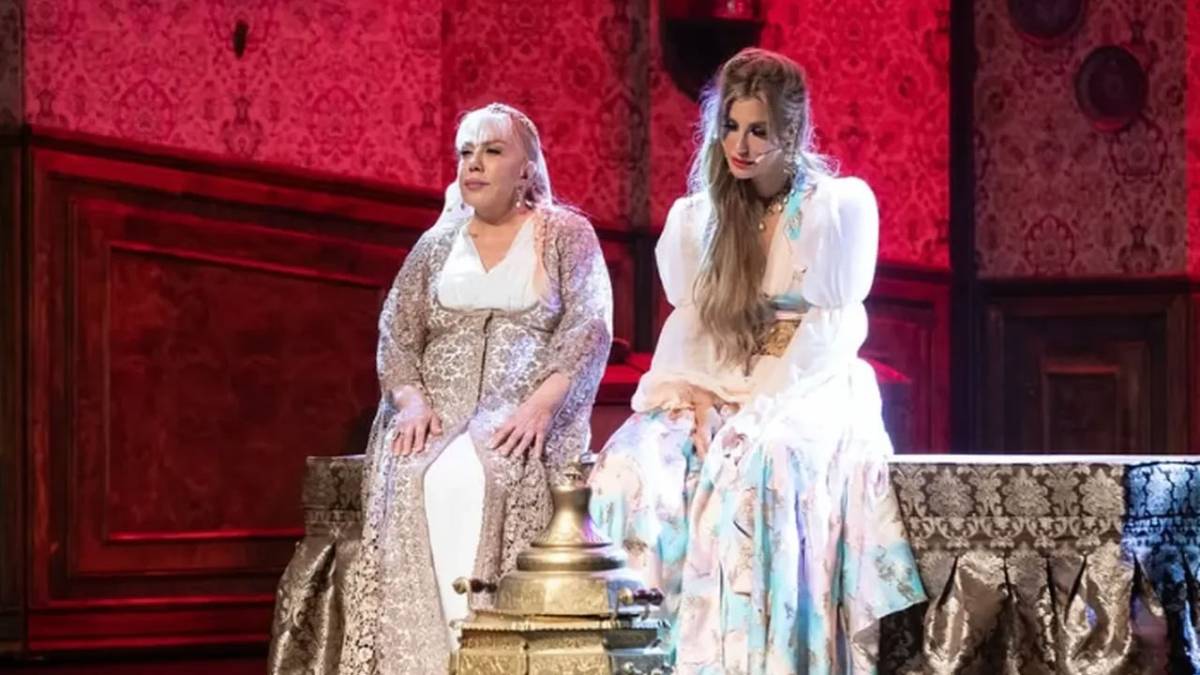 Çağla Şıkel ile Mine Koşan arasında kriz yaşandı! Kadrodan çıkarıldı