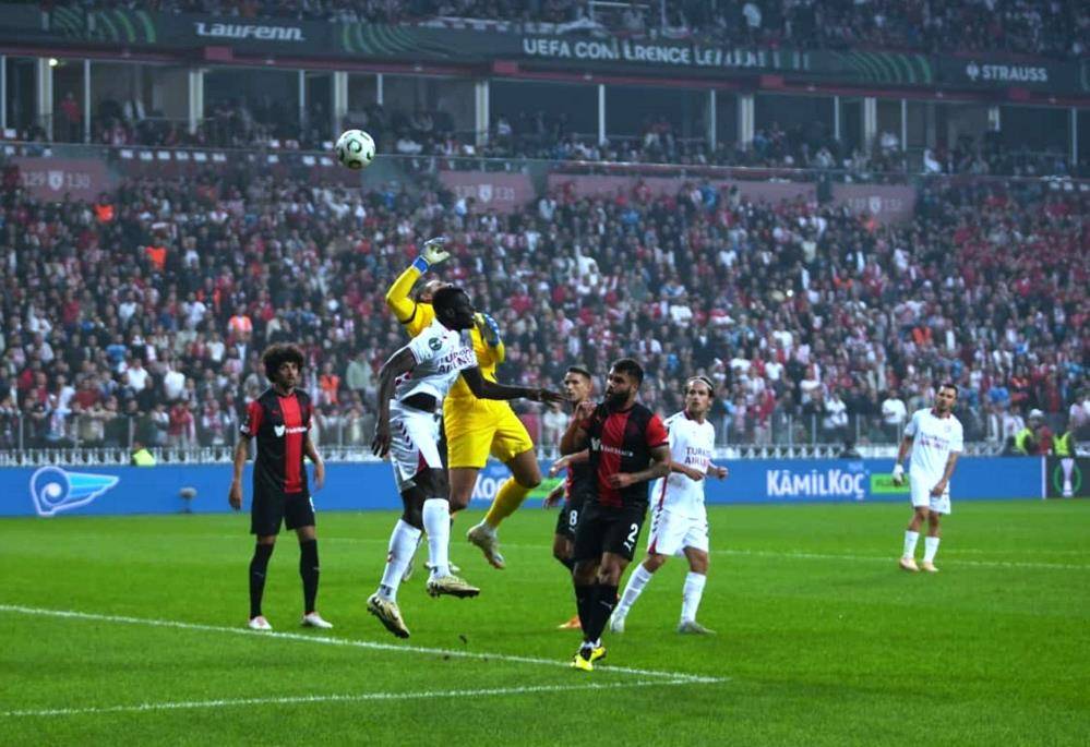 Samsunspor Hamrun Spartans maçında ilk devreyi önde tamamladı