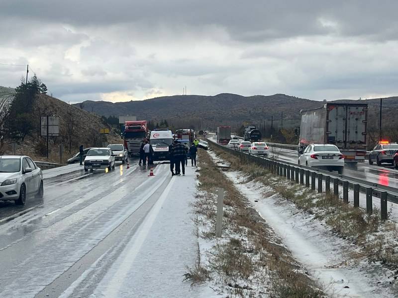 Dolu yağışı kaza getirdi! Çok sayıda yaralı var!