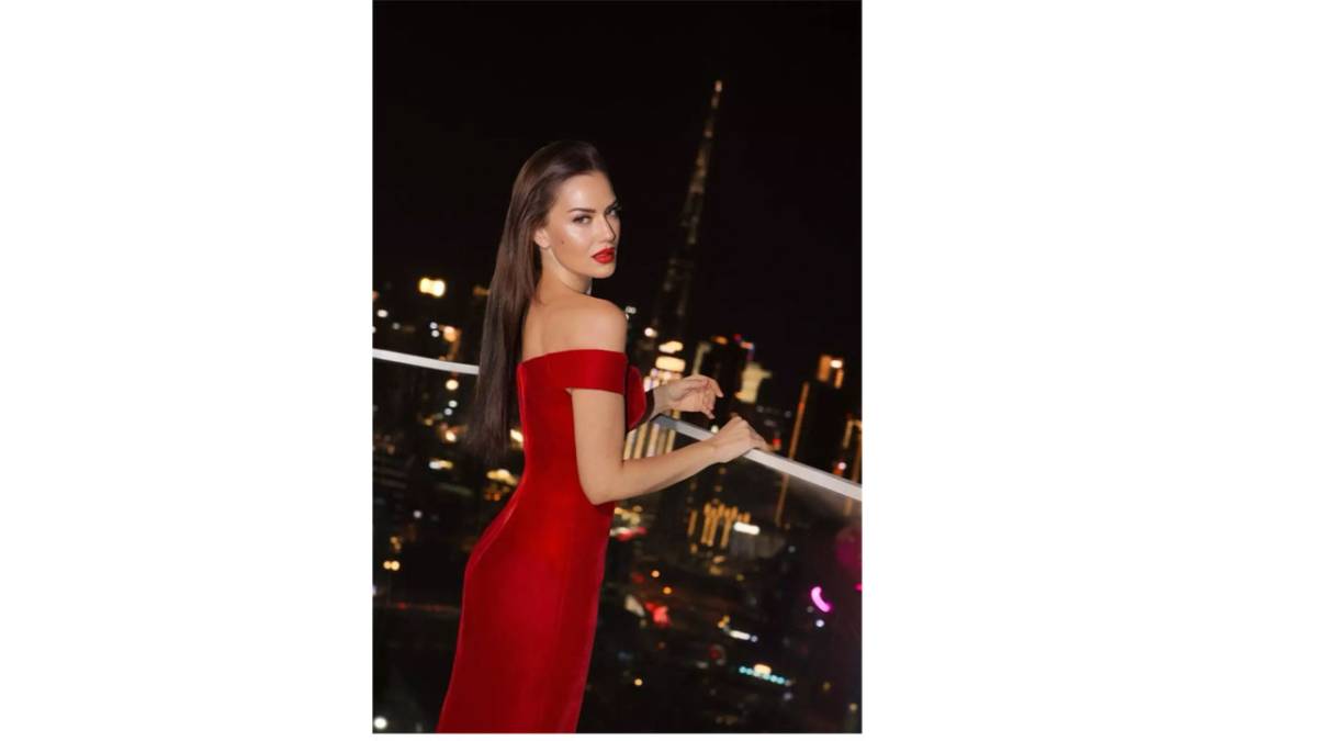 Fahriye Evcen'in kırmızı elbiseli pozları olay oldu