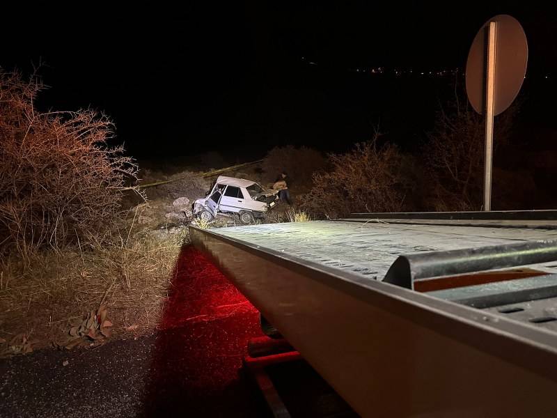 Feci kaza! Otomobil kayalıklara çarptı: 1 kişi öldü