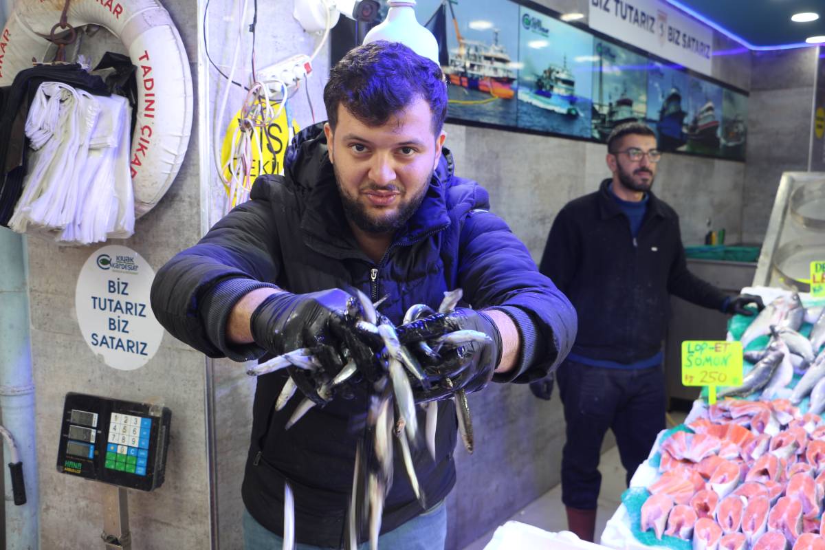 Samsun'da tezgahları hamsi ile doldu