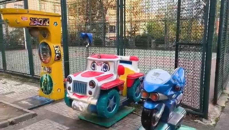 İstanbul'da parktaki jetonlu oyuncakla ile oynayan çocuklar elektrik akımına kapıldı