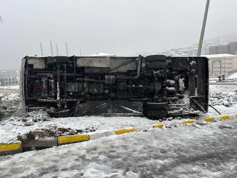 Kar yağışı kaza getirdi! İşçi servisi devrildi! 14 yaralı