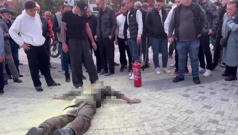 Kaymakamlık önünde kendini alev alev yaktı