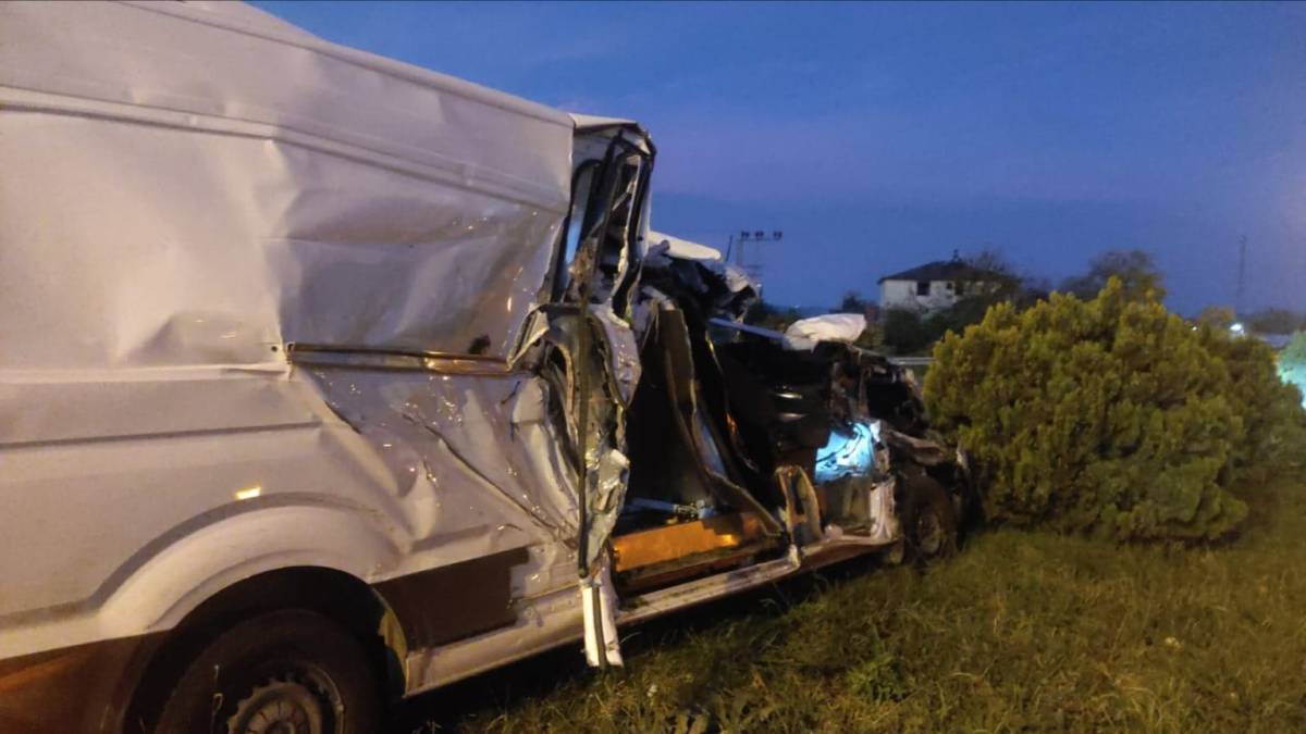 Samsun’da minibüs tıra çarptı: 1 ölü 1 yaralı