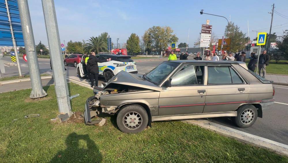 Samsun'da yayaya çarpmamak için direğe çarptı: 1 yaralı