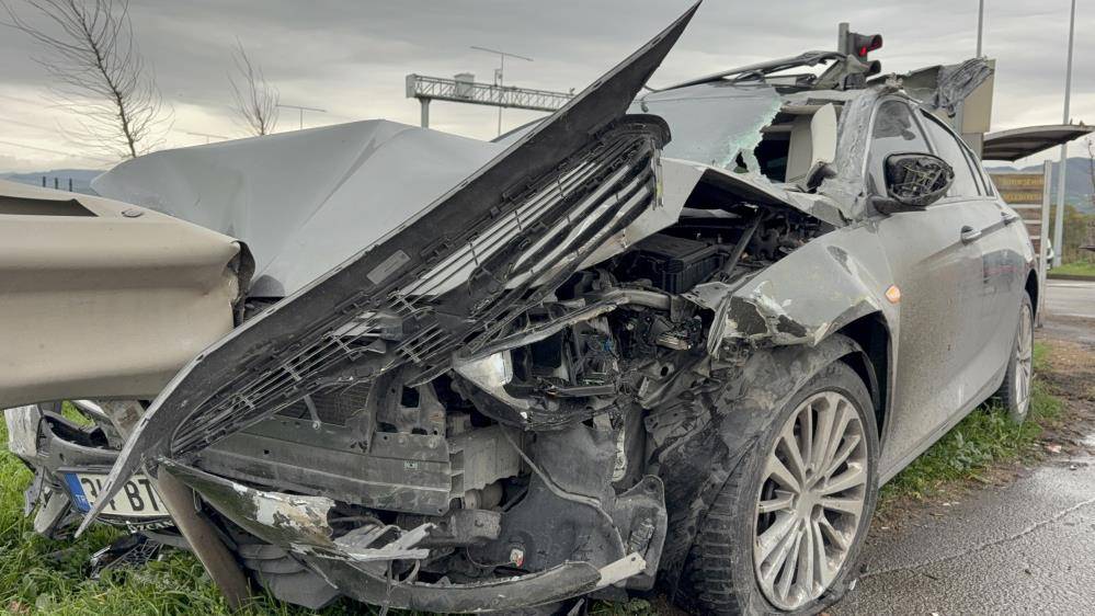 Samsun'da otomobil bariyere girdi: 3 yaralı