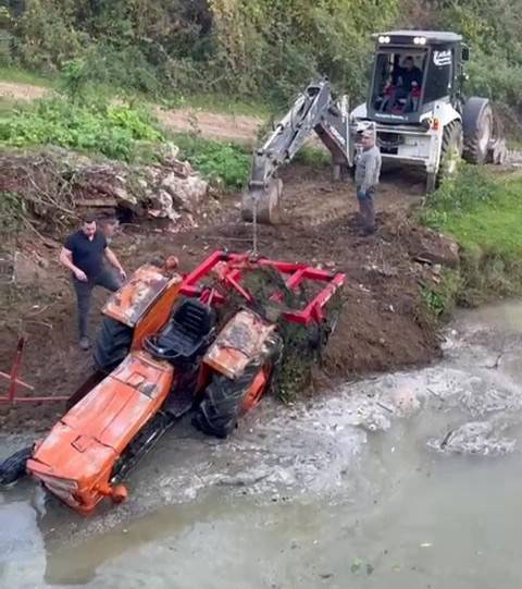 Samsun'da traktör sulama kanalına devrildi