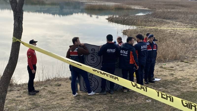 Kıyafetleriyle gölete giren şahsın cansız bedeni bulundu