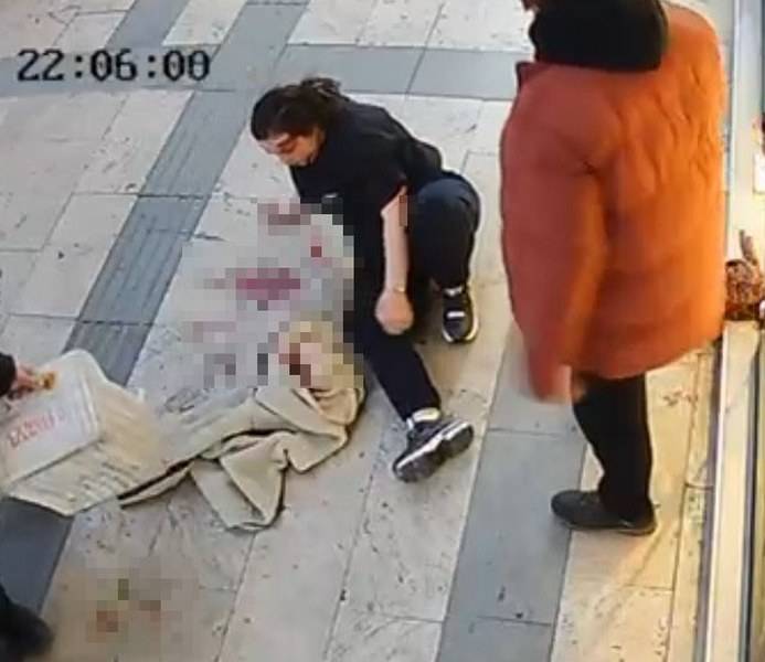 Kocası tarafından bıçaklı saldırıya uğrayan kadını, esnaflar meyve kasalarıyla kurtardı