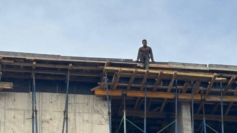 Maaş alamayan işçiler, çatıya çıktı