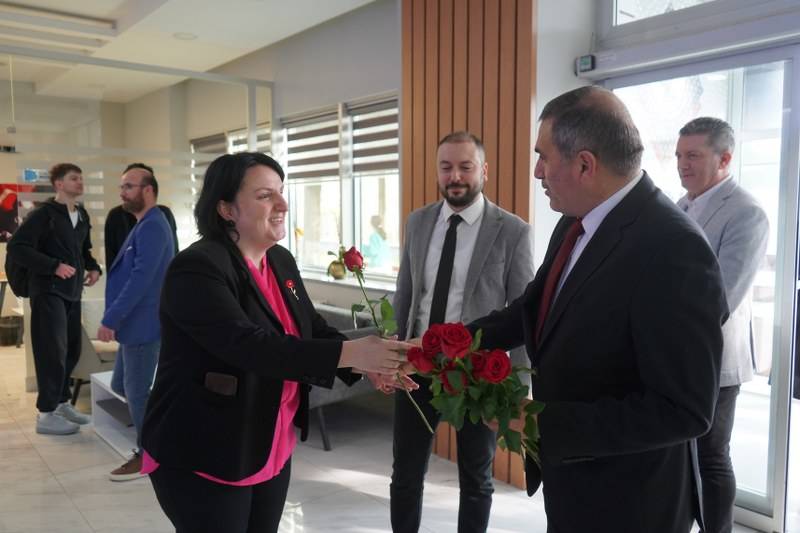 MHP Samsun'dan öğretmenlere gül jesti