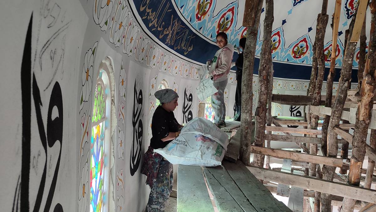 Samsunlu kadın nakkaşlar camilerin duvarlarını motiflerle süslüyor