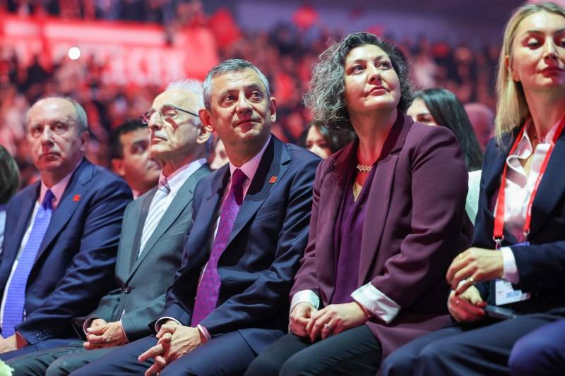 Özgür Özel yeniden CHP Genel Başkanı seçildi