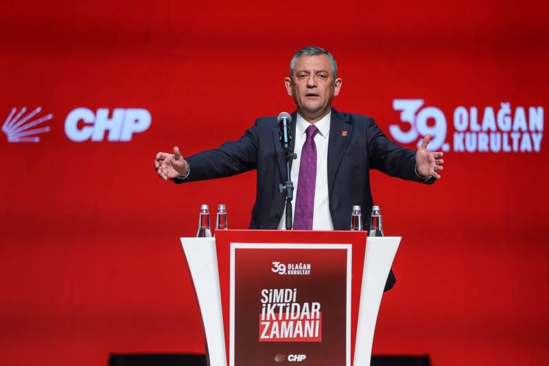Özgür Özel yeniden CHP Genel Başkanı seçildi