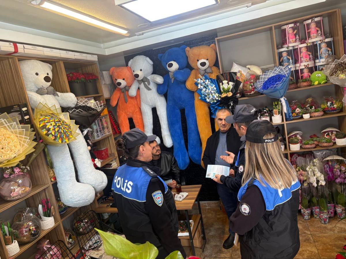 Samsun emniyetinden esnaf ve vatandaşlara dolandırıcılık ve KADES'e yönelik bilgilendirme çalışması