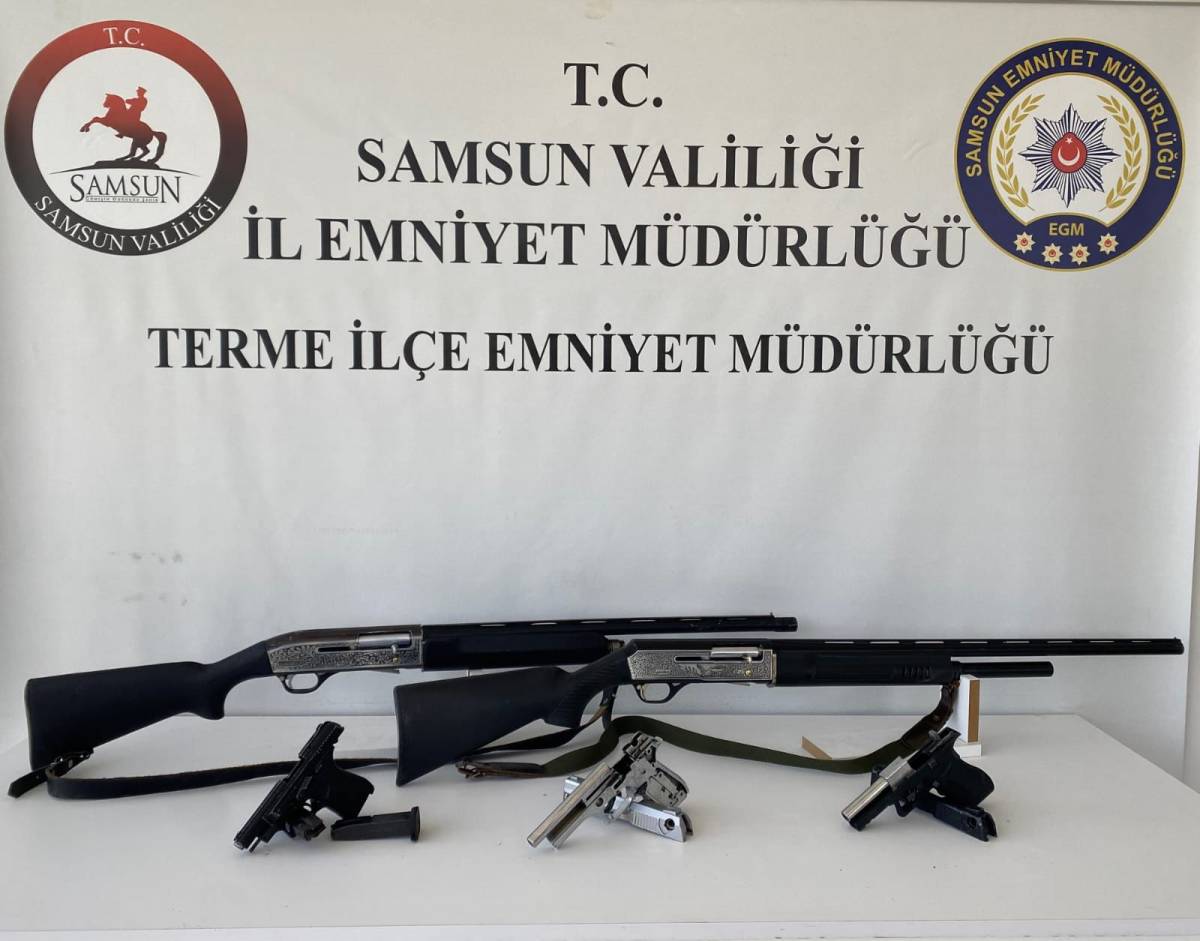 Samsun'da silah operasyonu: Ruhsatsız av tüfekleri ve kurusıkı tabancalar ele geçirildi