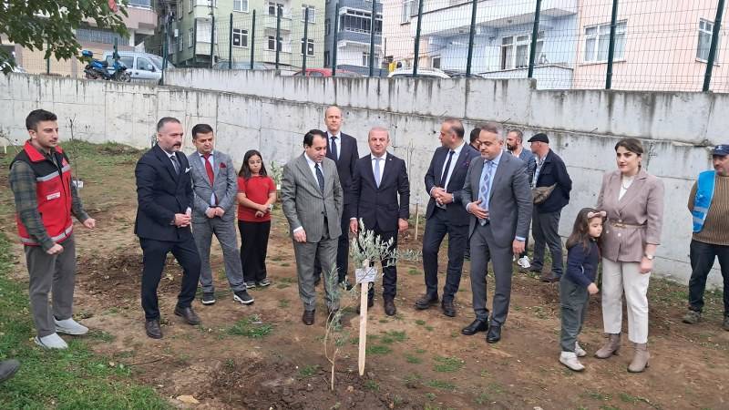 Samsun Tekkeköy'de okul bahçesi meyve fidanlarıyla buluştu