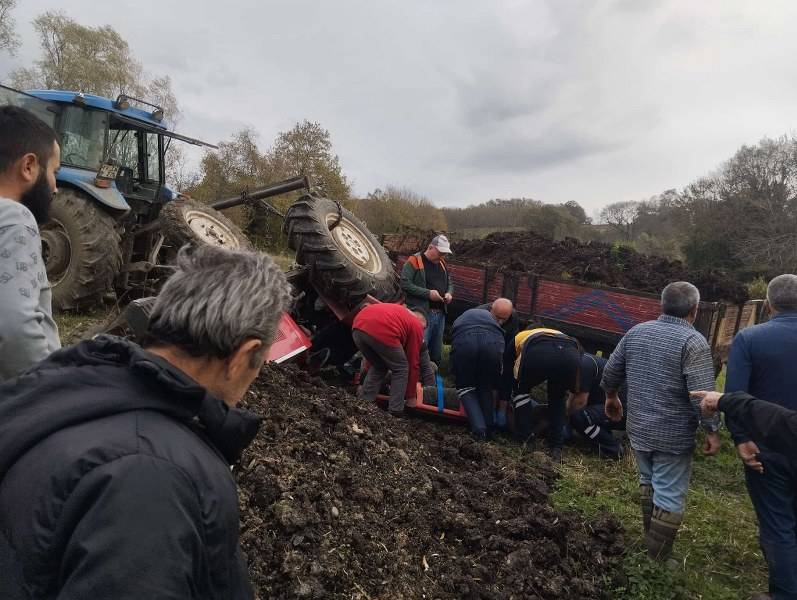 Samsun'da traktör devrildi! Sürücü altında kaldı!