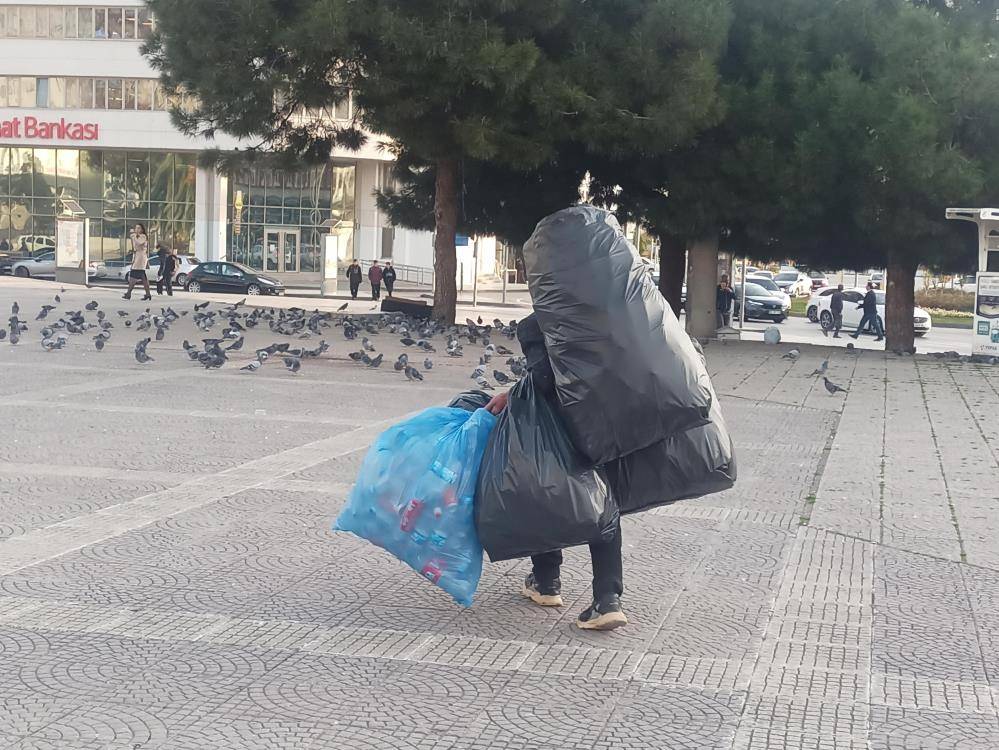 Samsun'da yaşlı adam hayatın yükünü omuzlarında taşıyor