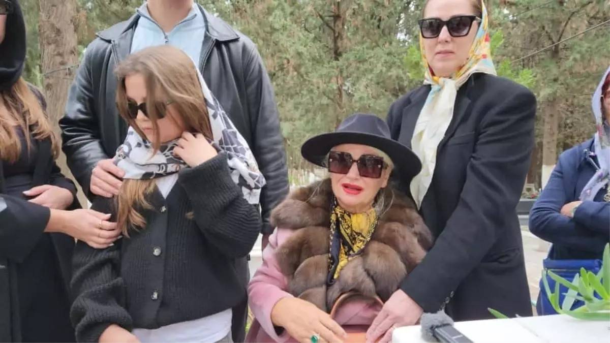 Ünlü sanatçı Banu Alkan, kardeşini son yolculuğuna uğurladı