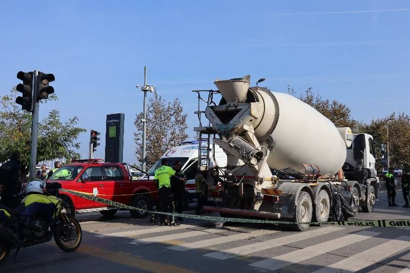 Yaşlı kadın beton mikser altında can verdi