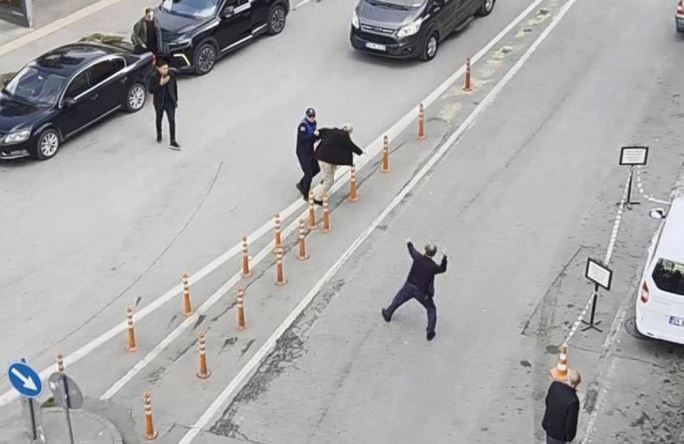 Samsun'da yaşlıların taşlı ve kemerli kavgası