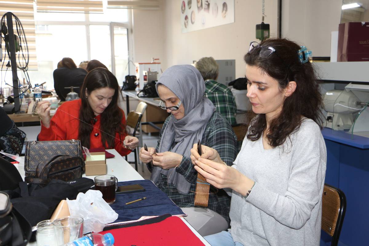 Samsun'da Altın Eller Üretiyor projesiyle uygulamalı kuyumculuk eğitimi veriliyor