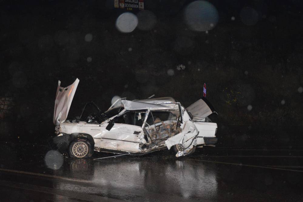 Samsun'da otomobil TIR'a çarptı: 4 kişi araçta sıkıştı