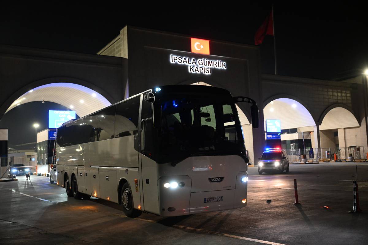 Samsunspor’la karşılaşacak AEK'nin taraftarları Türkiye'ye geldi