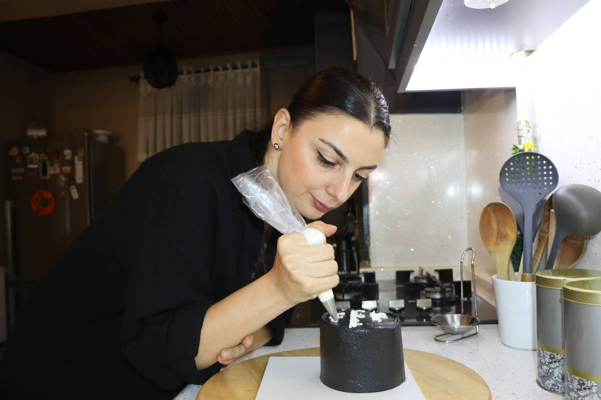 Samsunlu Pelin evinde pasta yaparak geçimini sağlıyor