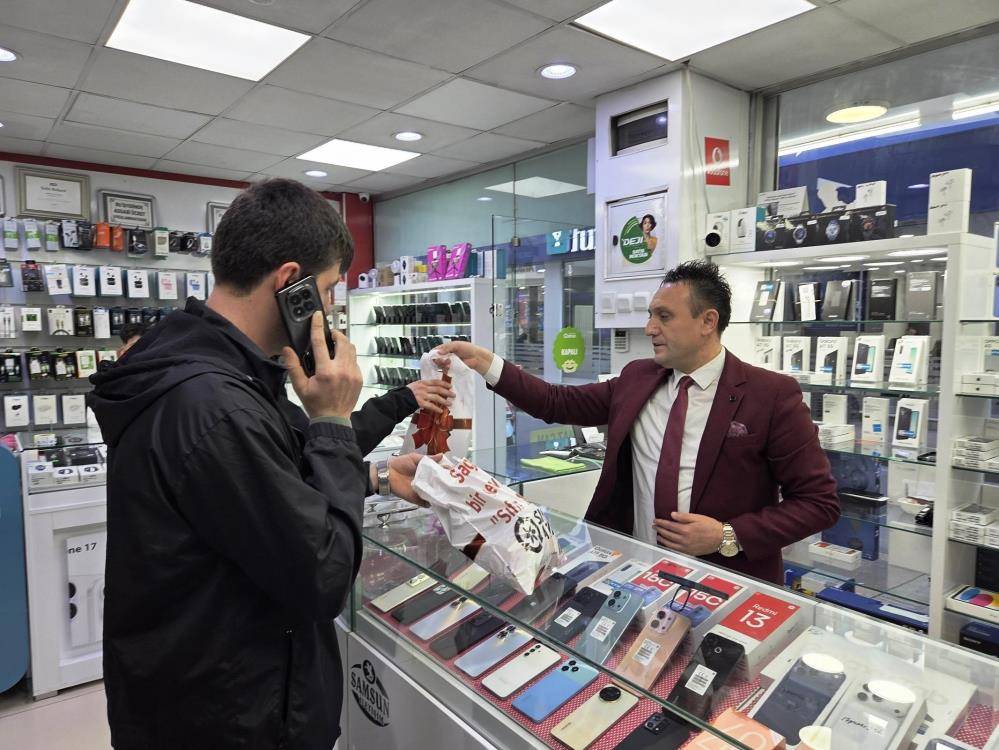 Samsun'da telefoncunun dövizleri gördüğü an tepkisi vial oldu