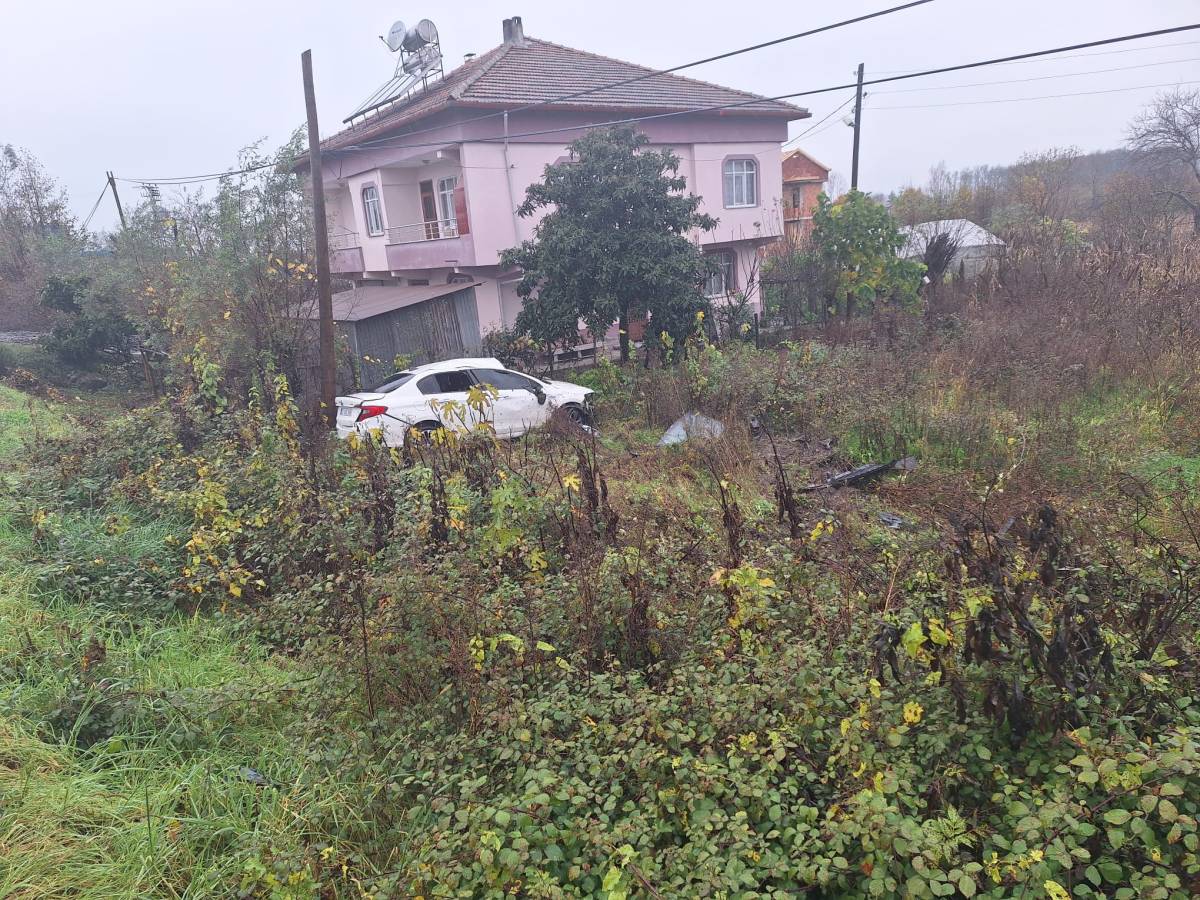 Samsun'da otomobil bahçeye devrildi: Yaralılar var