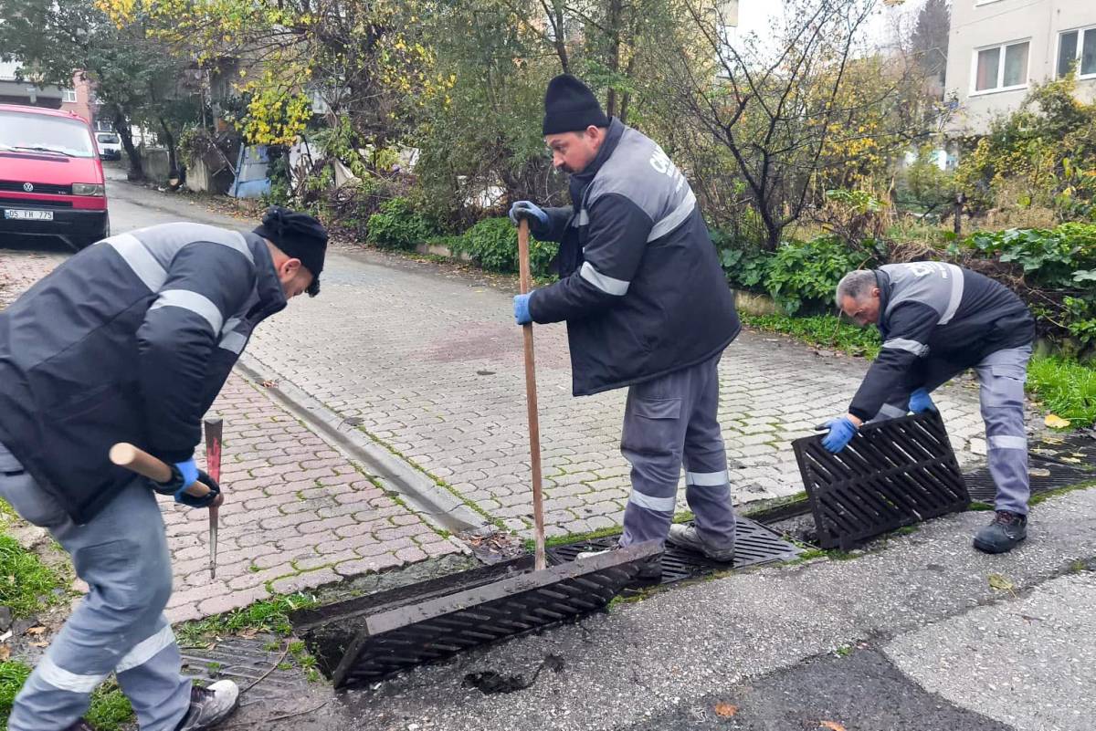 Canik Belediyesi ekipleri mazgallar tek tek temizleniyor