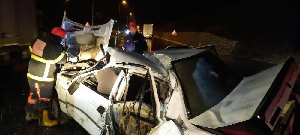 Samsun'da otomobil TIR'a çarptı: 4 kişi araçta sıkıştı