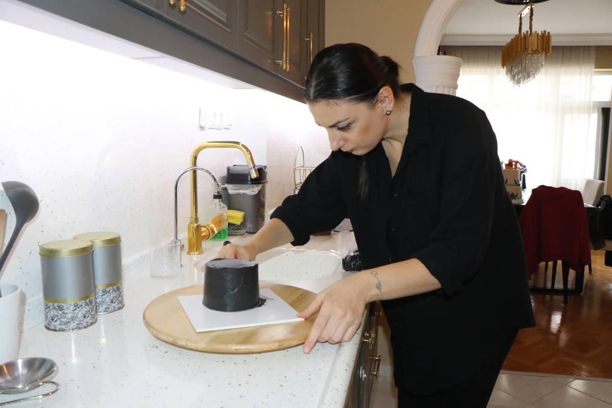 Samsunlu Pelin evinde pasta yaparak geçimini sağlıyor