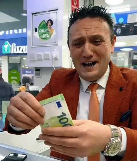 Samsun'da telefoncunun dövizleri gördüğü an tepkisi vial oldu