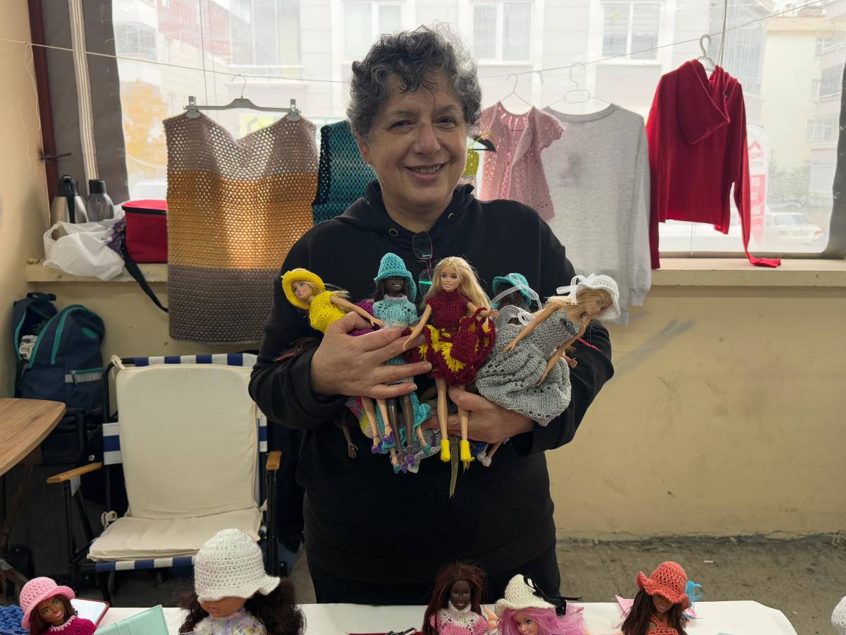 Samsun'da ünlü sanatçıların giyim tarzını oyuncak bebek elbiselerine uyarlıyor